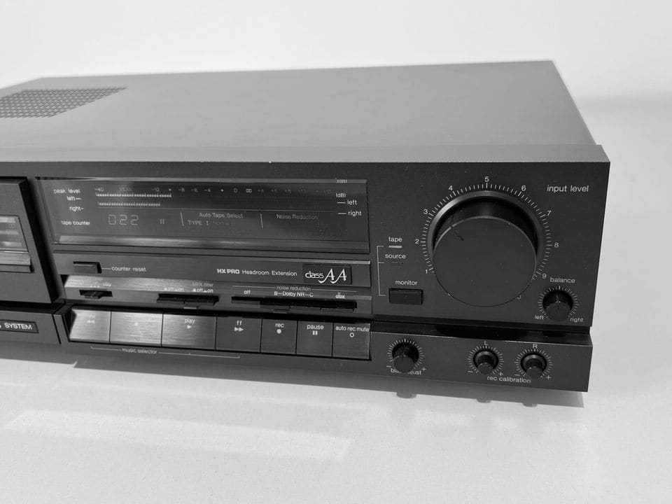 Transporttoetsen en grote input level-knop van de Technics RS-B905
