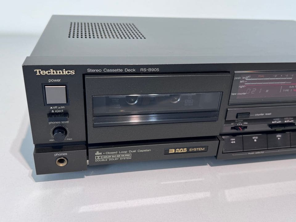 Cassettelade en power-knop van de Technics RS-B905 met dbx-logo