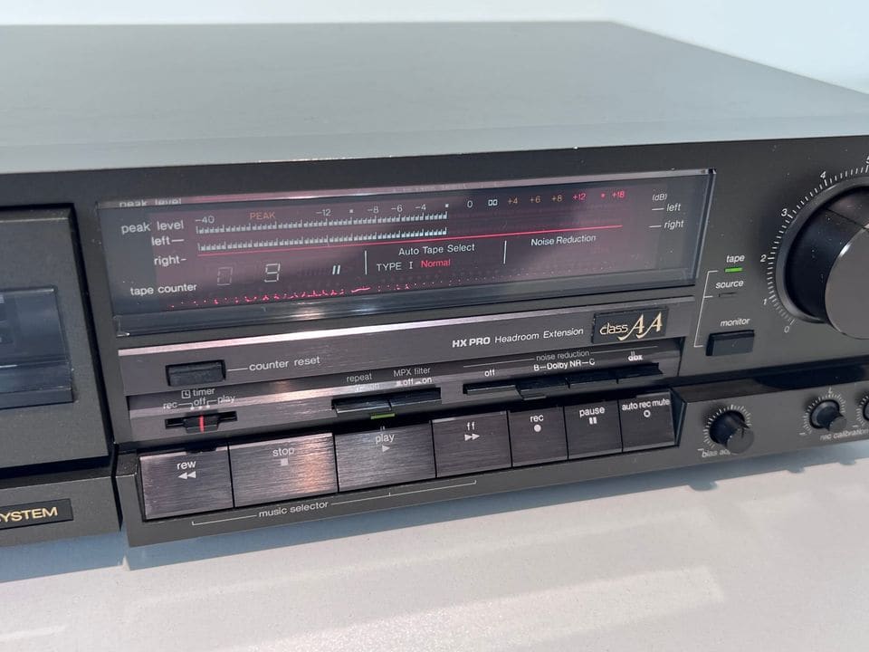 Display met peak-level meters en tellerstand van het Technics RS-B905 cassettedeck