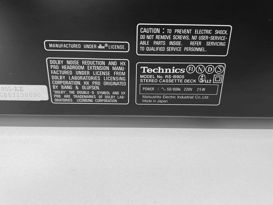 Typeplaatje van het Technics RS-B905 stereo cassettedeck, made in Japan