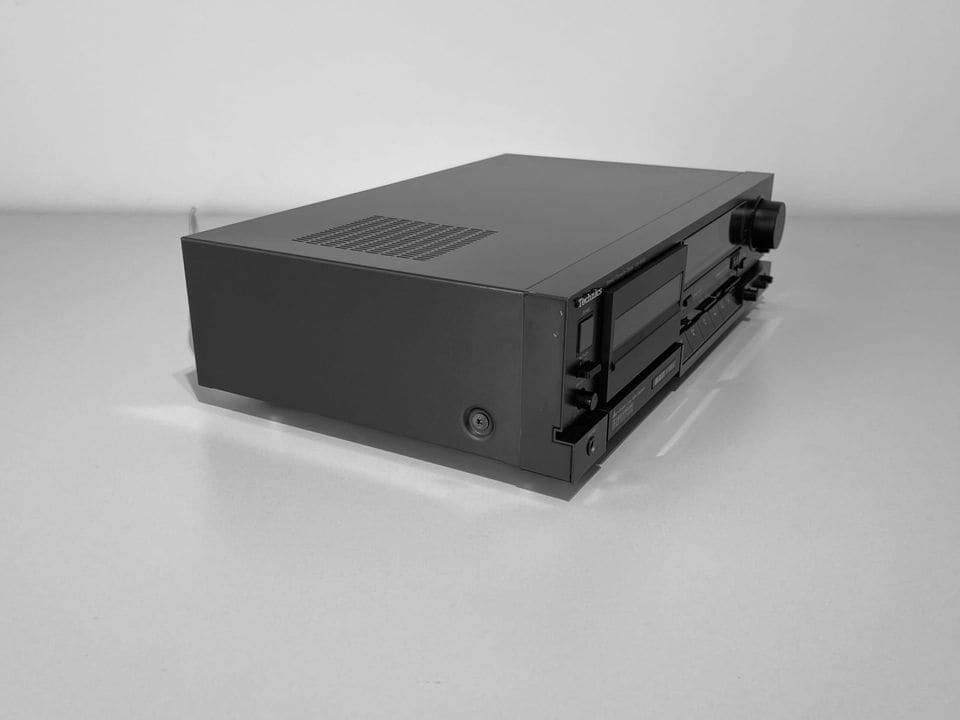Technics RS-B905 cassettedeck schuin van rechts met zwarte behuizing