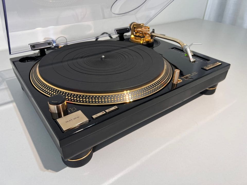 Technics SL-1200LTD van boven met vergulde stroboscooprand en toonarm