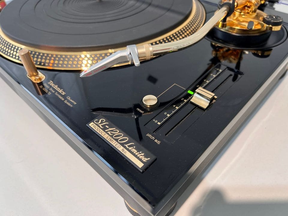 Toonarm, pitch-regelaar en SL-1200 Limited-plaatje met limited-nummer