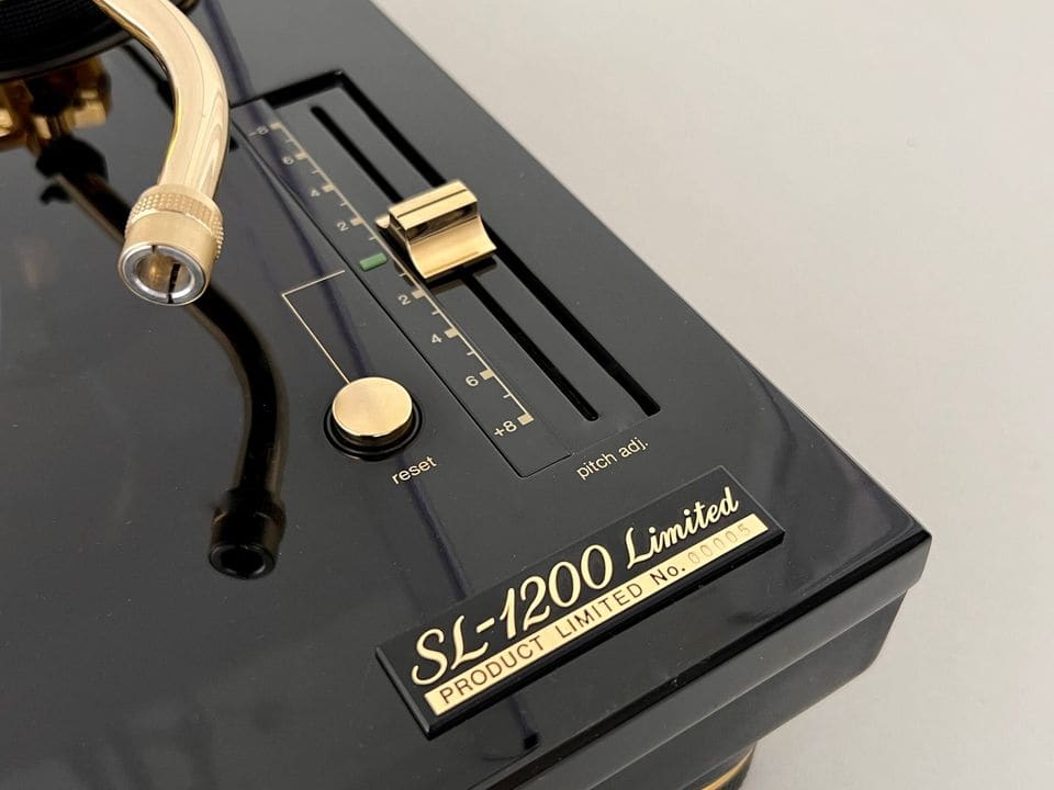 Vergulde pitch-schuif en SL-1200 Limited-naamplaatje van de Technics