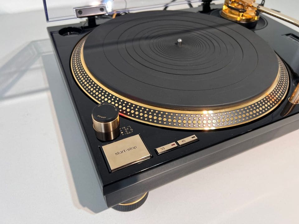 Vergulde stroboscoopstippen, start/stop-knop en draaiknop van de Technics SL-1200LTD