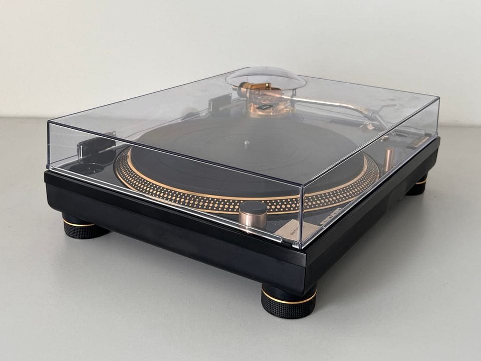 Technics SL-1200LTD Gold schuin van links met gesloten stofkap en vergulde voeten