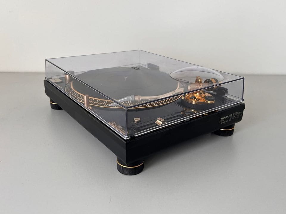 Technics SL-1200LTD schuin van rechts met gesloten stofkap