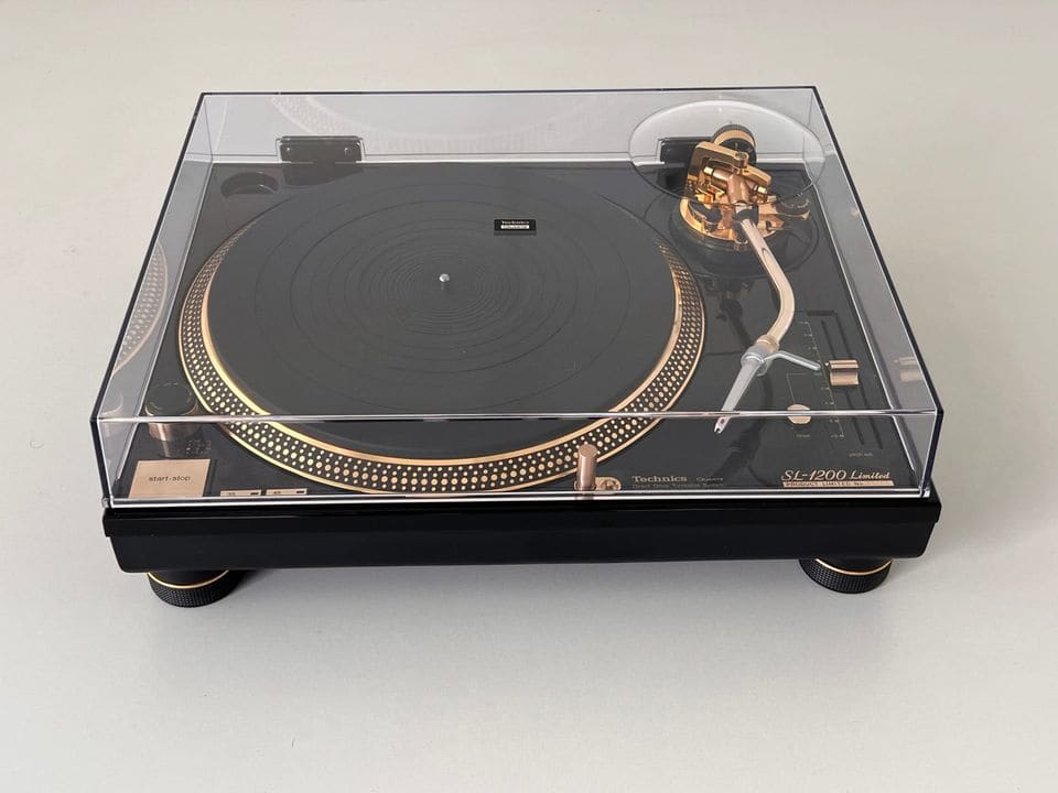 Technics SL-1200LTD Gold Limited Edition met gesloten stofkap van boven