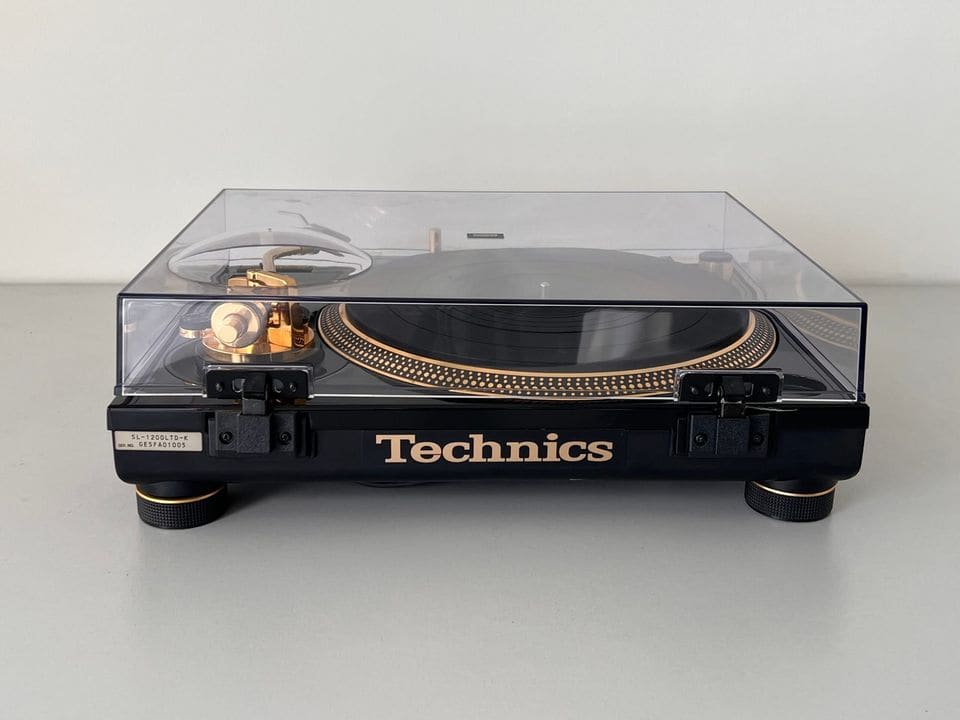 Technics SL-1200LTD met gesloten stofkap en goudkleurig Technics-logo vooraan