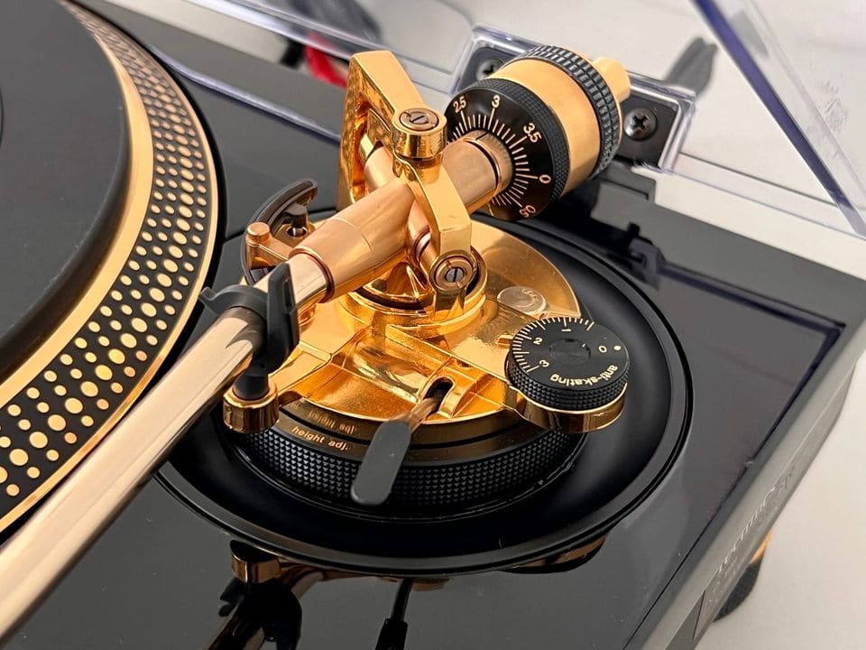 Vergulde S-vormige toonarm met tegengewicht en anti-skating van de Technics SL-1200LTD