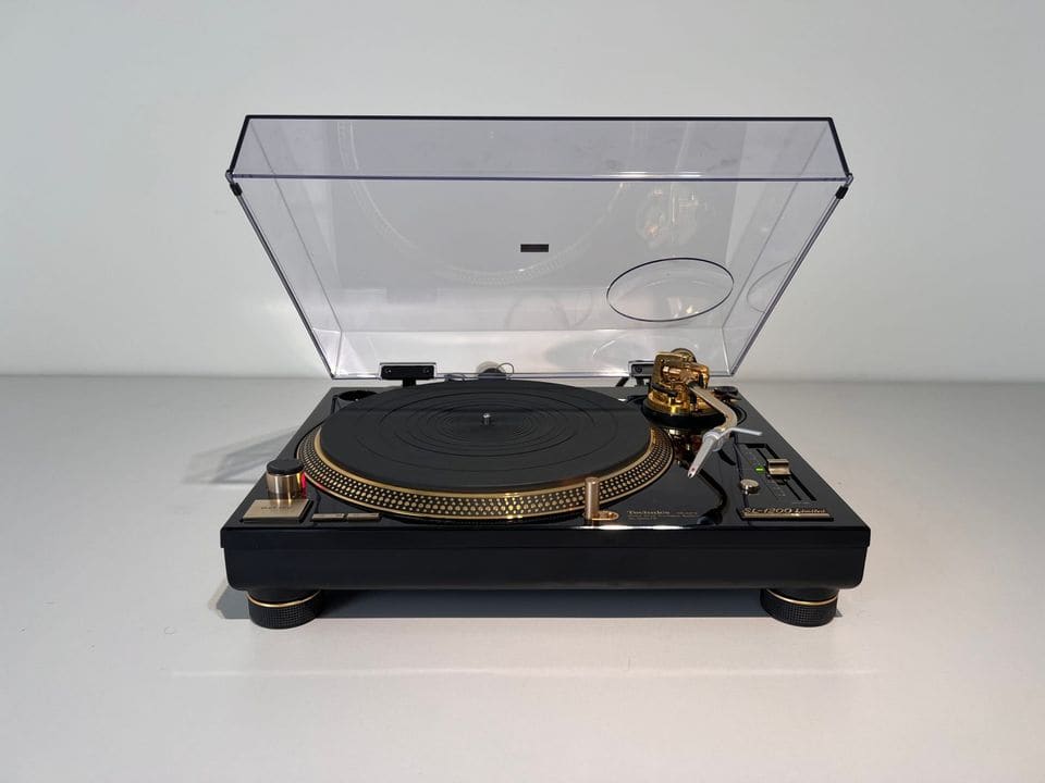 Technics SL-1200LTD platenspeler in hoogglans zwart met goud en geopende stofkap