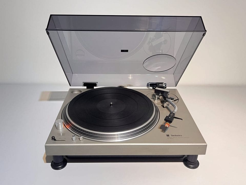 Technics SL-1200 MKI platenspeler in zilver met open stofkap, vooraanzicht