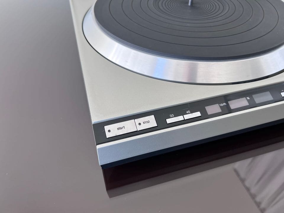 Start-, stop- en 33/45-toetsen op de voorzijde van de Technics SL-1400 MK2
