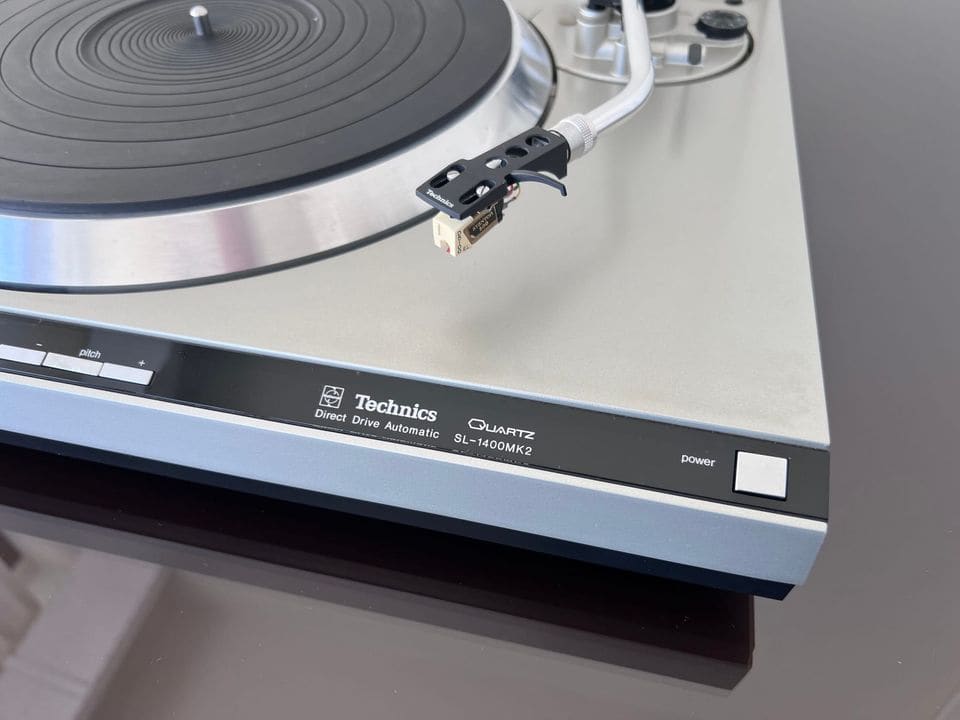 Toonarm met element en Technics Quartz Direct Drive Automatic logo op het frontpaneel