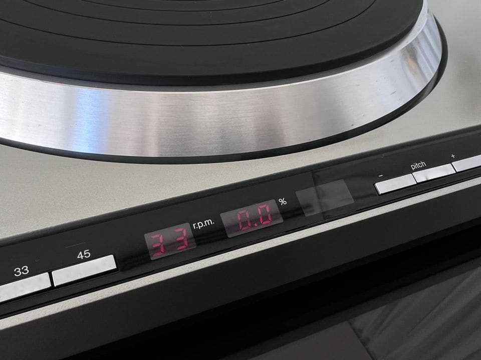 Rood LED-display met toerental en pitch-percentage op de Technics SL-1400 MK2
