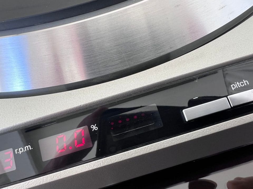 Detail van de digitale pitch-toetsen en LED-snelheidsweergave van de SL-1400 MK2