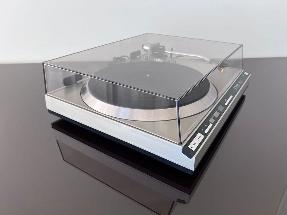Technics SL-1400 MK2 schuin van rechts met gesloten stofkap