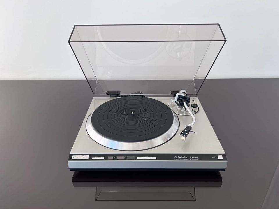 Technics SL-1400 MK2 met geopende stofkap, zicht op plateau en toonarm