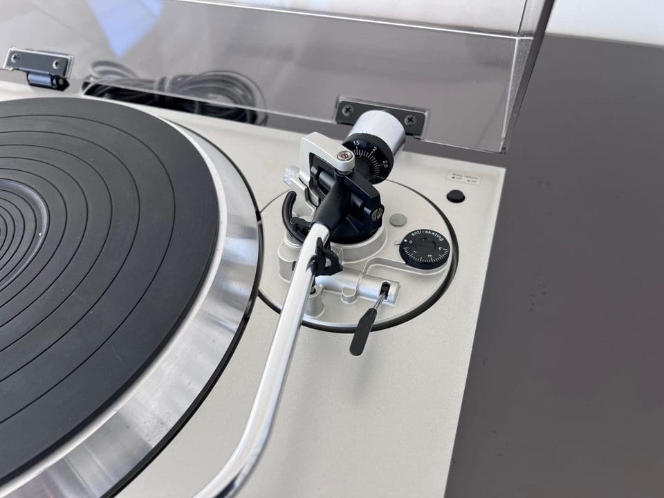 Close-up van de S-vormige toonarm met tegengewicht en armlift van de Technics SL-1400 MK2