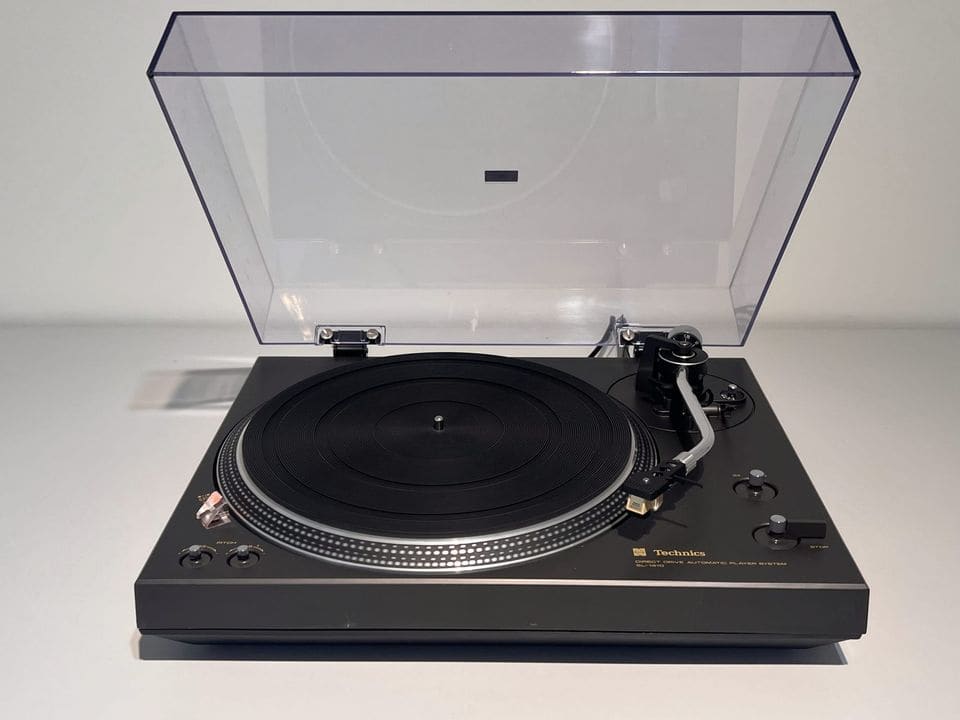 Technics SL-1410 direct drive platenspeler in zwart met geopende stofkap, vooraanzicht