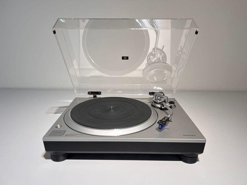 Zilveren Technics SL-1500C met geopende stofkap en blauw Ortofon 2M Blue element
