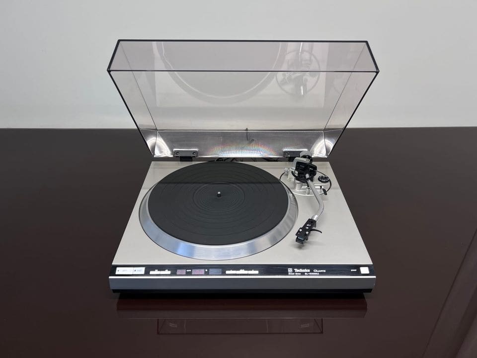 Technics SL-1500MK2 zilveren platenspeler met geopende stofkap, vooraanzicht