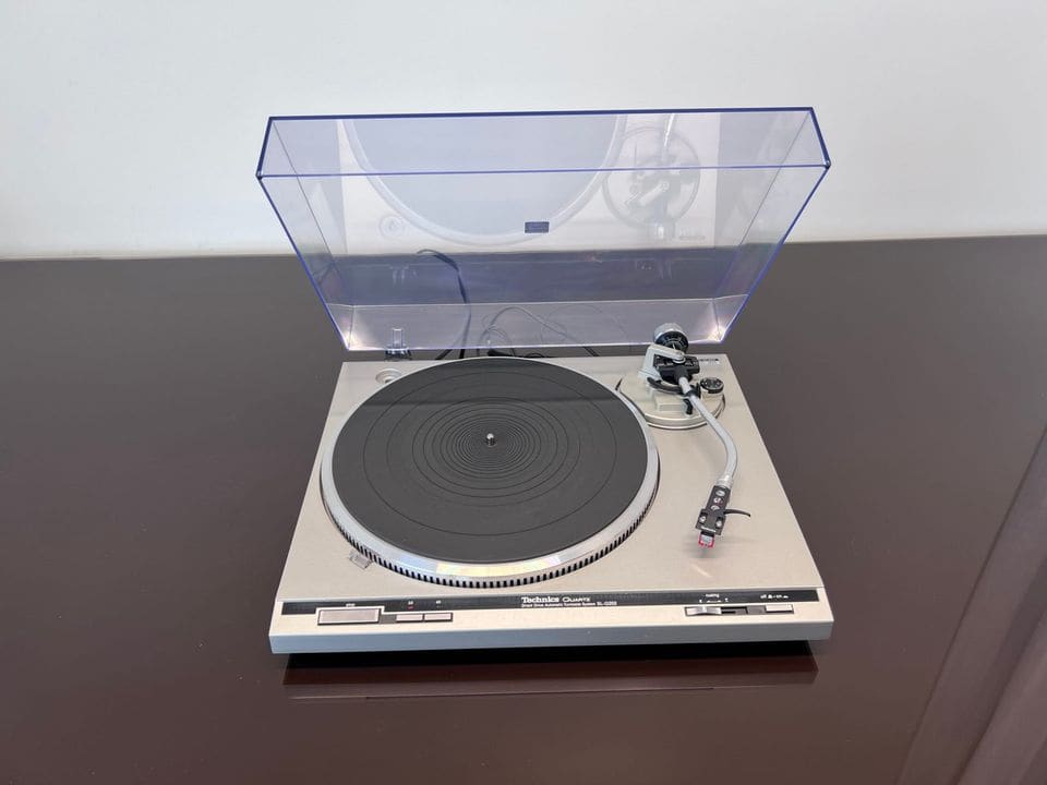 Technics SL-Q202 platenspeler in zilver met geopende stofkap, vooraanzicht
