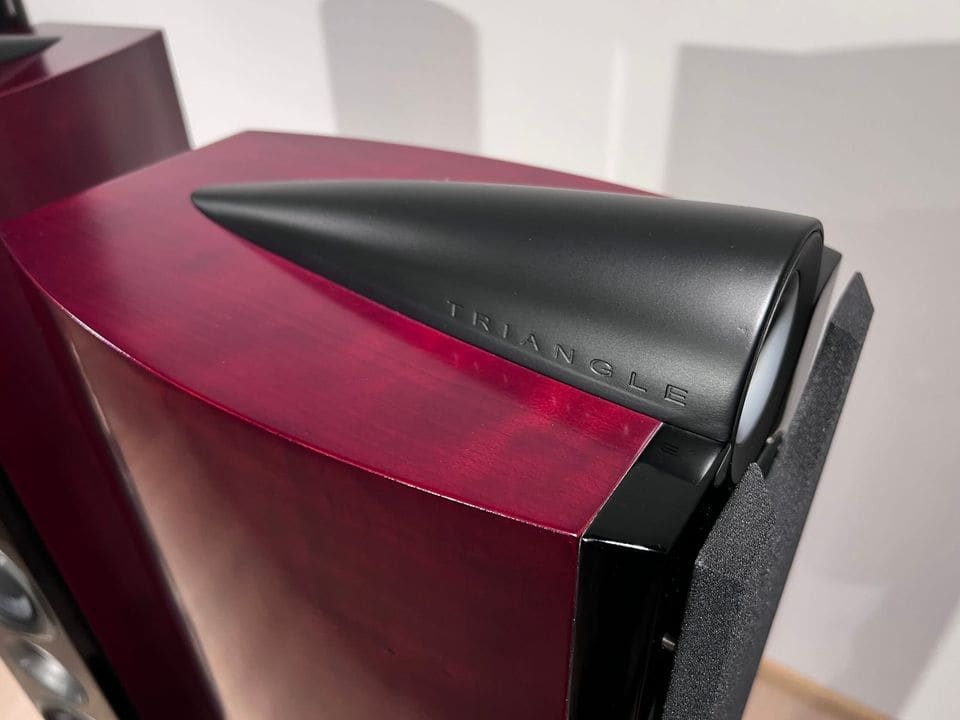 Close-up van de hoorntweeter met Triangle-logo bovenop de Magellan Quartet in rood fineer