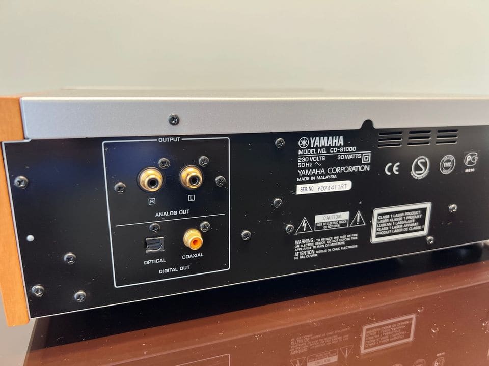 Vergulde analoge RCA-uitgangen en optische en coaxiale uitgang van de Yamaha CD-S1000
