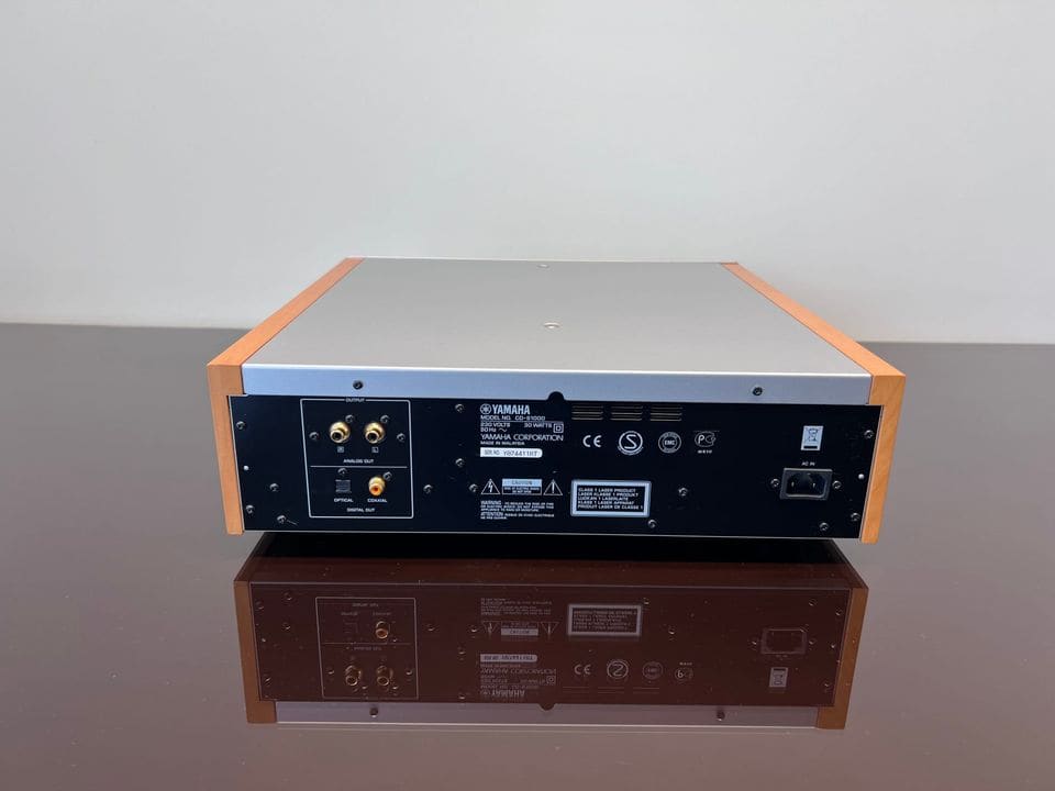 Achterkant van de Yamaha CD-S1000 cd-speler