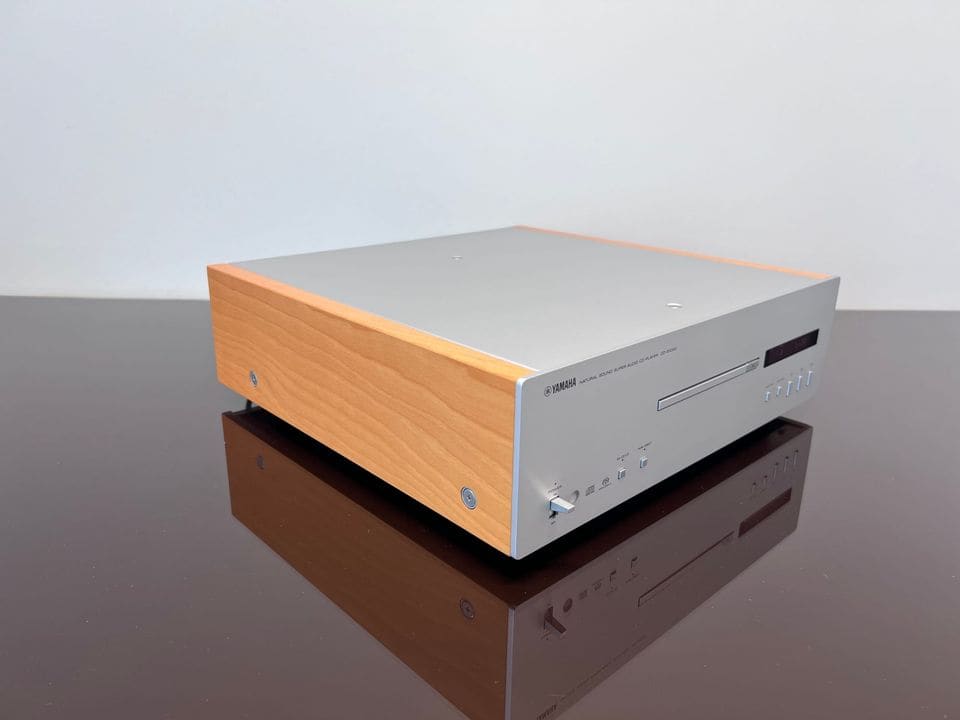 Yamaha CD-S1000 schuin van links met houten zijwang