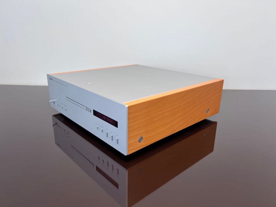 Yamaha CD-S1000 schuin van rechts met rood display en houten zijwang