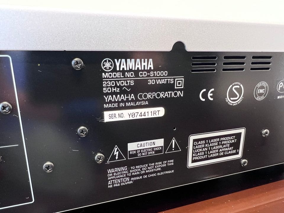 Typeplaatje van de Yamaha CD-S1000 met modelnummer en serienummer