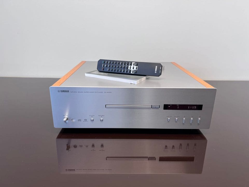 Yamaha CD-S1000 vooraanzicht met afstandsbediening op de bovenkant