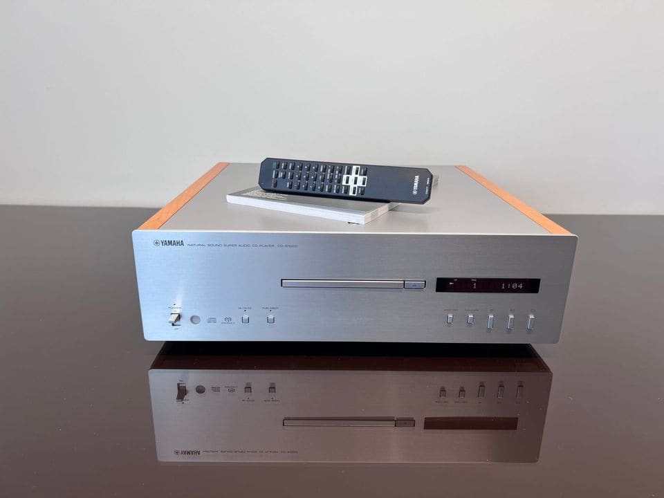 Yamaha CD-S1000 in zilver met houten zijpanelen en afstandsbediening, vooraanzicht
