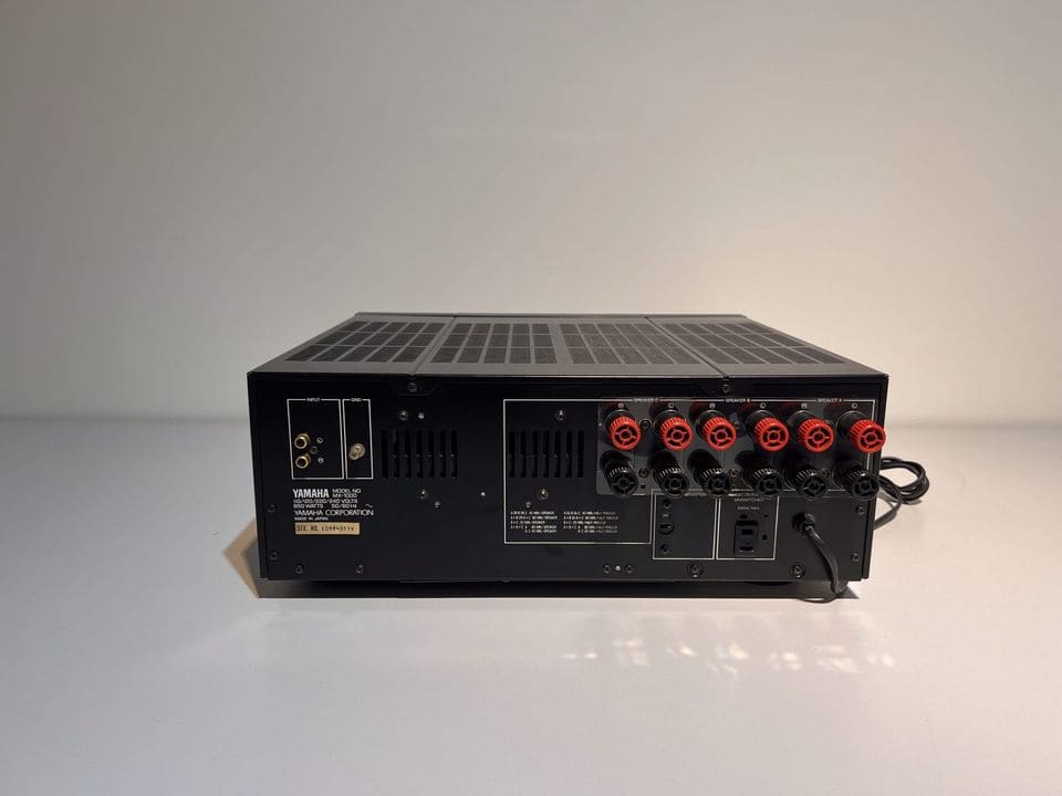 Achterkant van de Yamaha MX-1000 met twee sets luidsprekerklemmen en ingangen