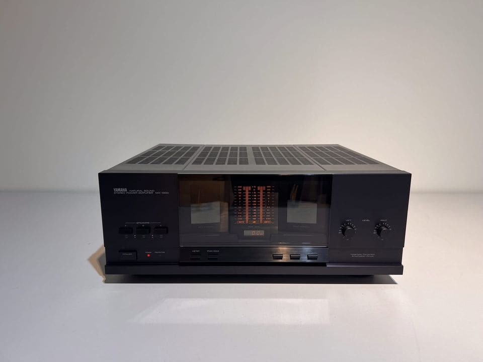 Yamaha MX-1000 frontaal met verlichte vermogensmeters en bedieningstoetsen
