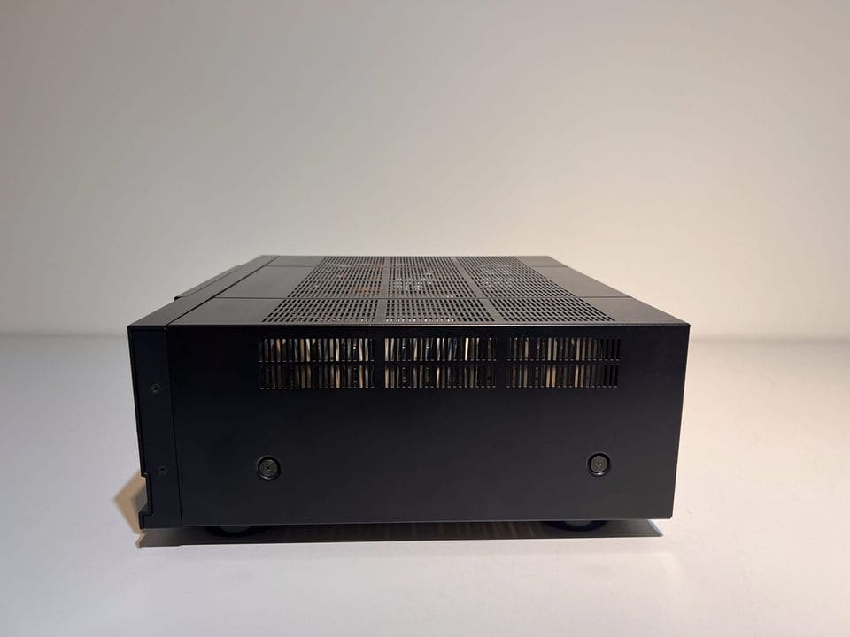 Zijkant van de Yamaha MX-1000 met koelribben en ventilatierooster