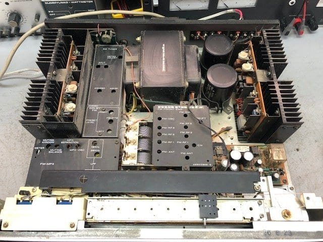 Bovenaanzicht van de geopende Marantz 2275 met transformator, grote voedingselco's en koellichamen van de eindtrap