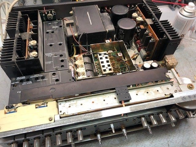 Geopende Marantz 2275 met tunerafdekking, FM-front-end, voeding en relaisprint, met een spuitbus ernaast
