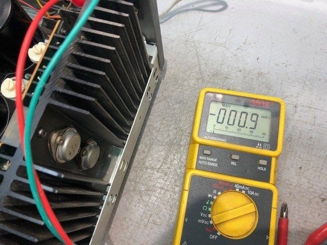Multimeter op het mV-bereik naast de koelribben van de eindtrap tijdens het afregelen