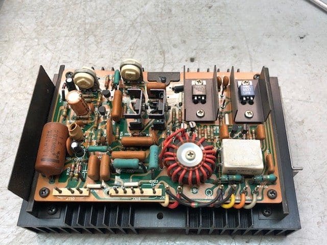 Uitgebouwde eindtrapmodule van de Marantz 2275 op het koellichaam, met trimpotten en ringkernspoel