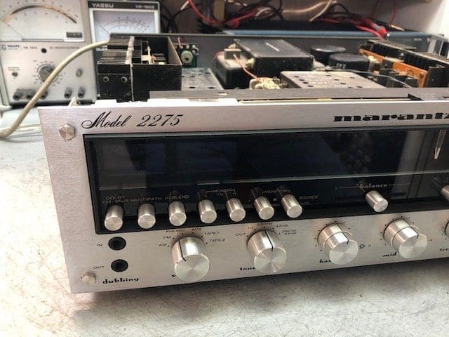 Close-up van het front van de Marantz 2275 met dubbing-aansluitingen, selector en drukknoppen