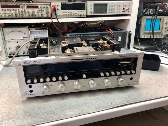Marantz 2275 receiver met geborsteld aluminium front op de werkbank, kap eraf, voor meetapparatuur