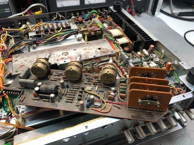 Toonregelprint met drie potmeters en de selectorschakelaar losgemaakt in de Marantz 2275
