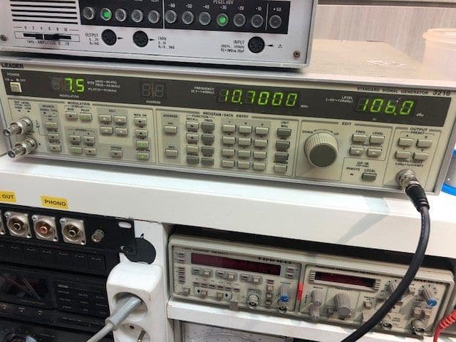 Leader signaalgenerator ingesteld op 10,7 MHz voor het afregelen van de FM-tuner