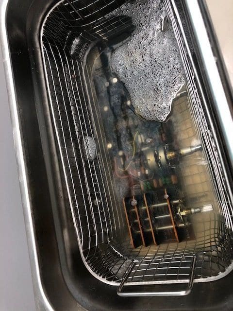 Toonregelprint van de Marantz 2275 in het mandje van het ultrasoon reinigingsbad
