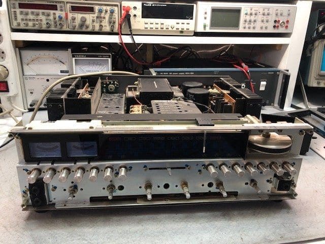 Marantz 2275 zonder frontplaat: schaalglas, meters, drukknoppen en vliegwiel van de afstemming bloot