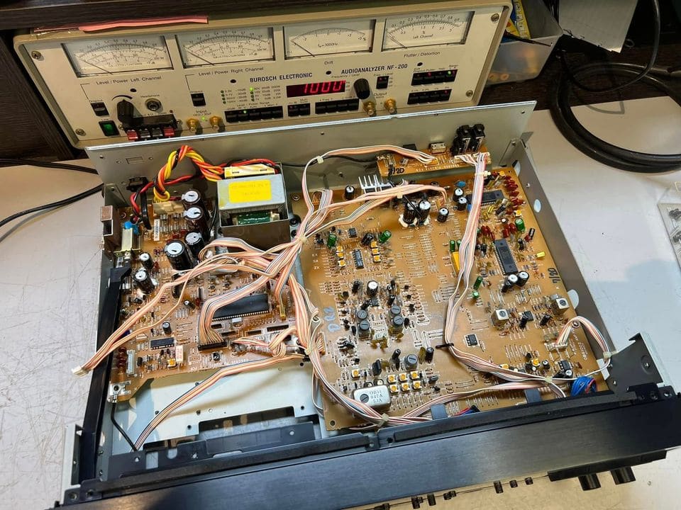 Bovenaanzicht van de printen in de Nakamichi DR-2 met de Burosch NF-200 audio-analyzer erachter