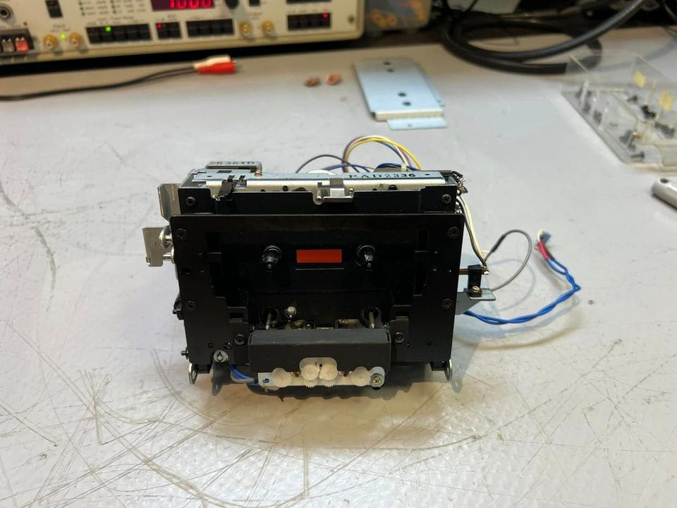 Uitgebouwd cassettemechanisme van de Nakamichi DR-2, vooraanzicht met cassettehouder